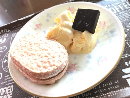 今日のおやつ♡マカロンの代わりにダックワーズのイチゴで♡今日は曇り空な1日でした〜のんびりとゴールデンウイーク前半終了です(๑˃̵ᴗ˂̵)ご馳走様でした♡