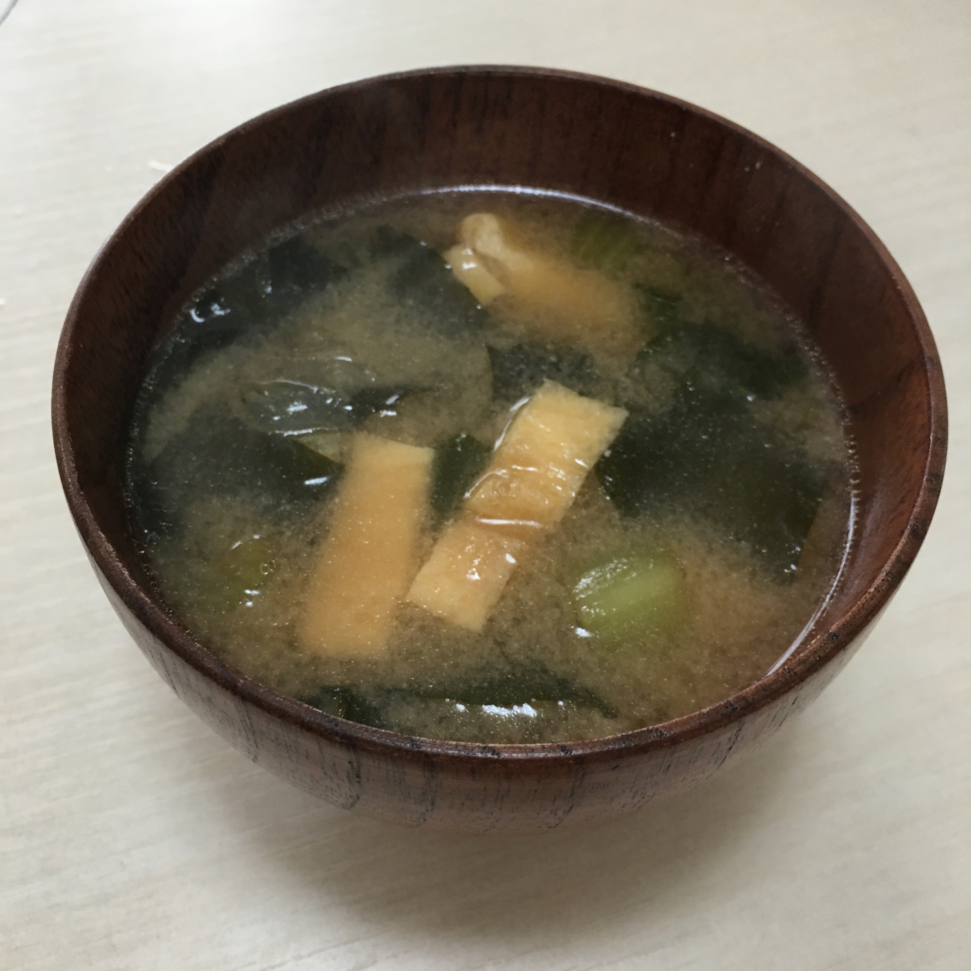 油揚げとちんげん菜の味噌汁