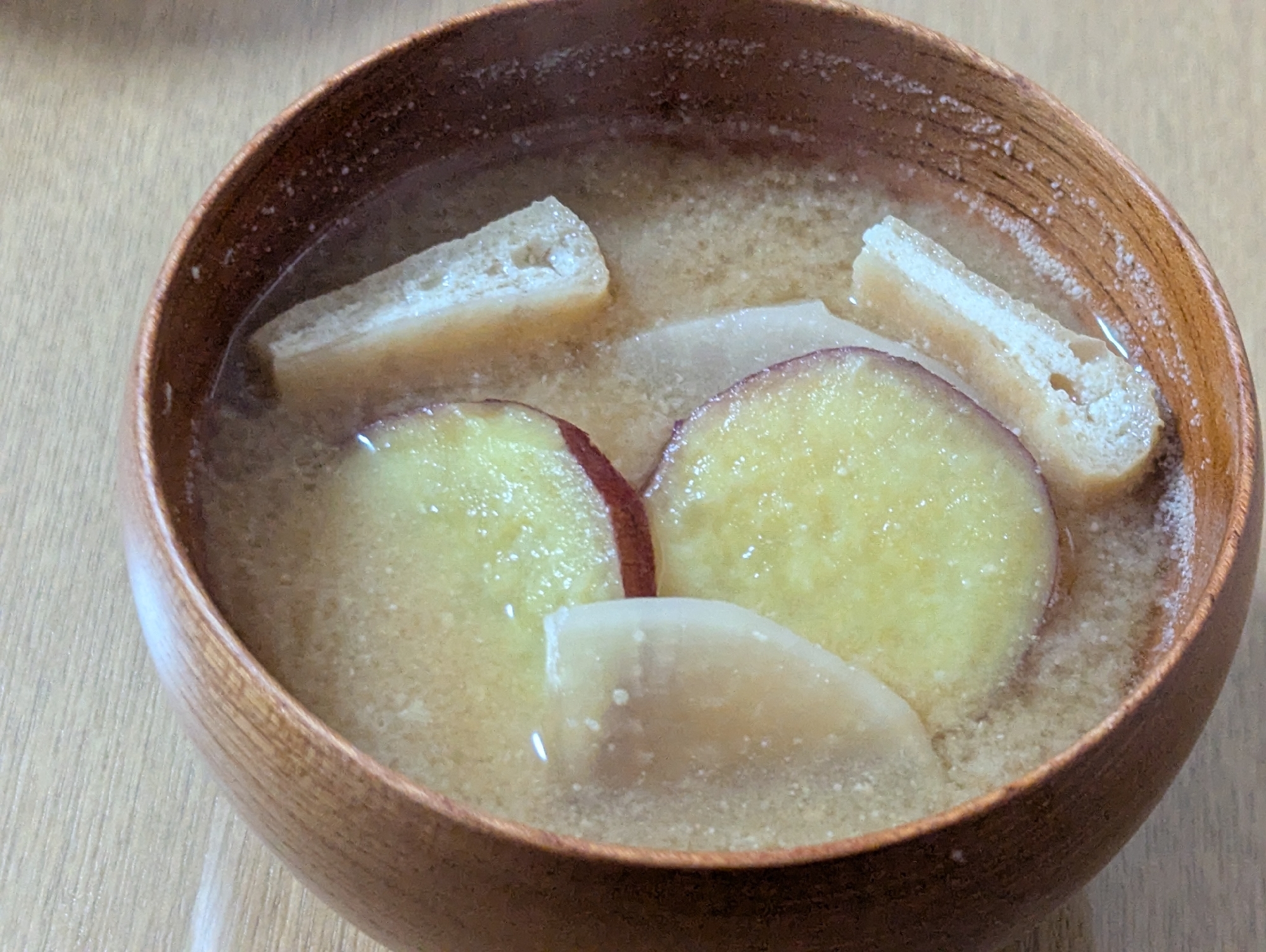 さつまいも、大根、油揚げ、のお味噌汁