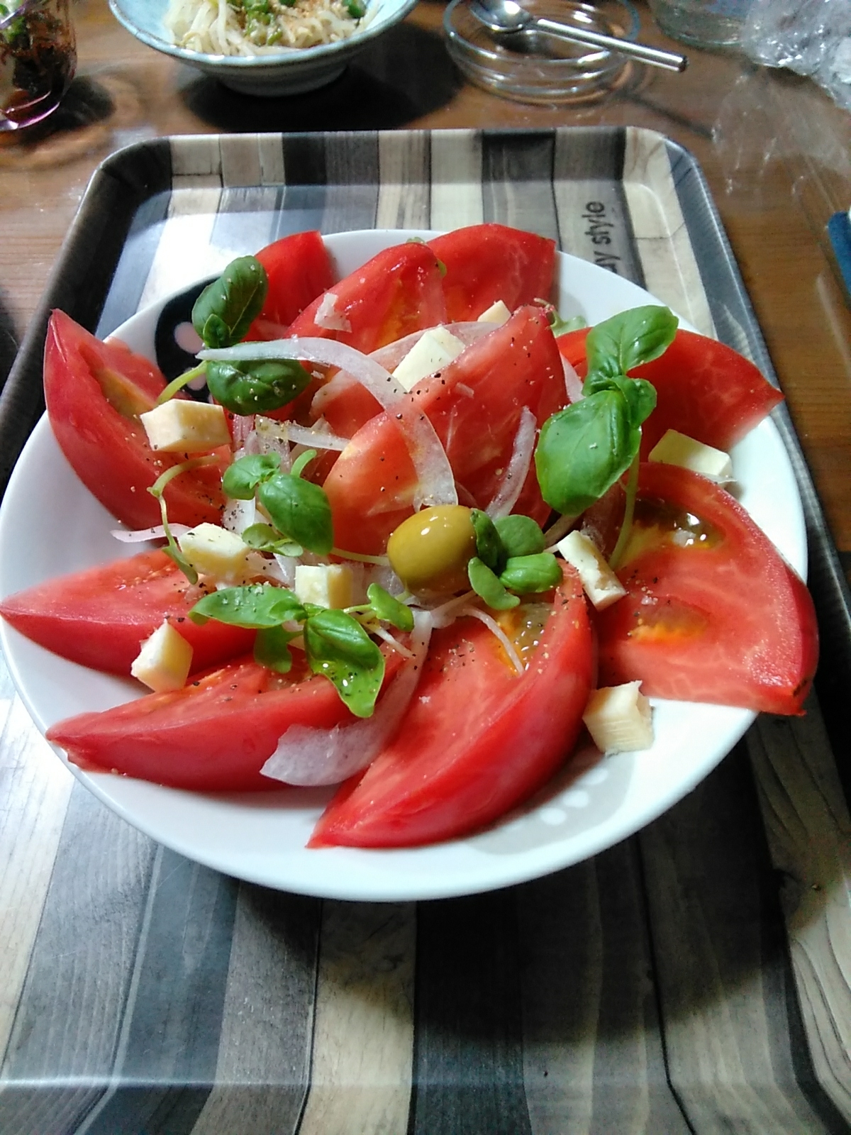 バジル(サラダバジル)とトマトとオリーブのサラダ