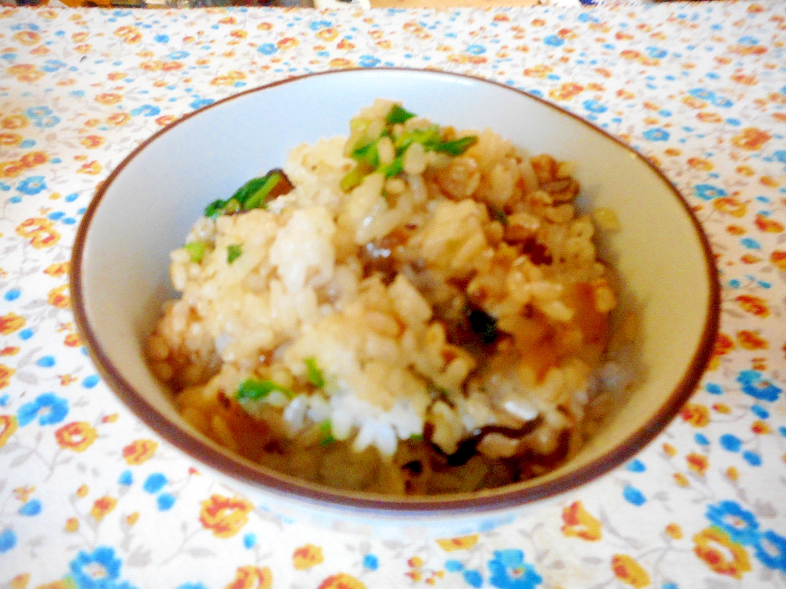 カブの皮と葉、ひき肉と塩昆布の混ぜご飯