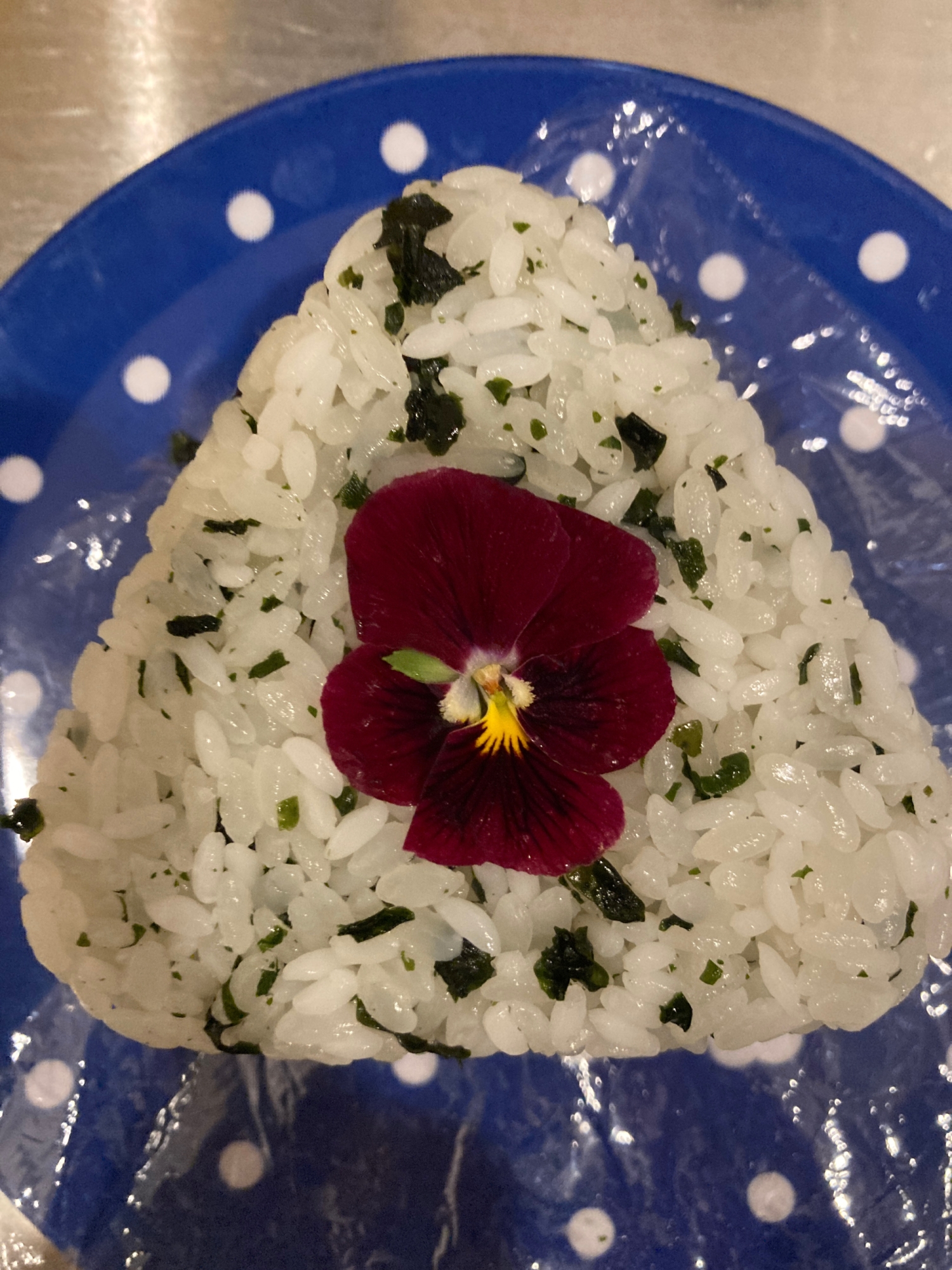 わかめご飯で☆お花のおにぎり♪