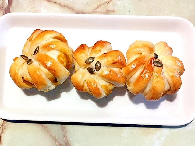 100均のマフィン型で!クラウンの南瓜パン♪