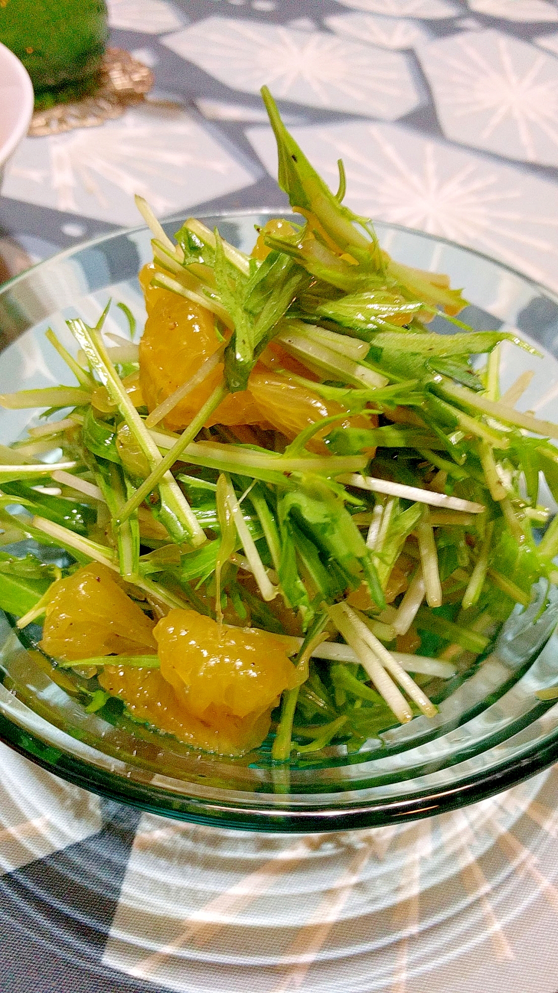 透明な皿に盛り付けた八朔と水菜のサラダ