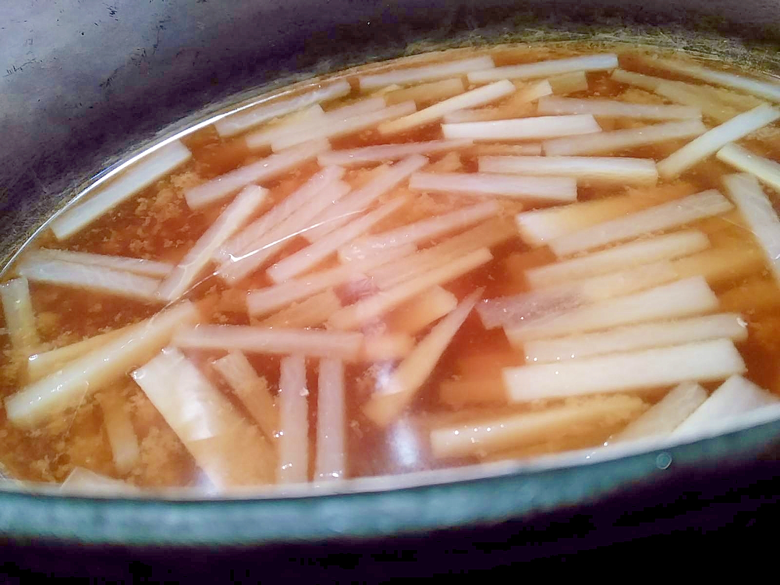 昆布出汁で大根だけの赤味噌汁