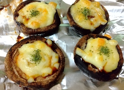 椎茸にチーズって合いますね。(v^-ﾟ)
トースターで簡単に出来るのも良いですね!!(*^▽^*)