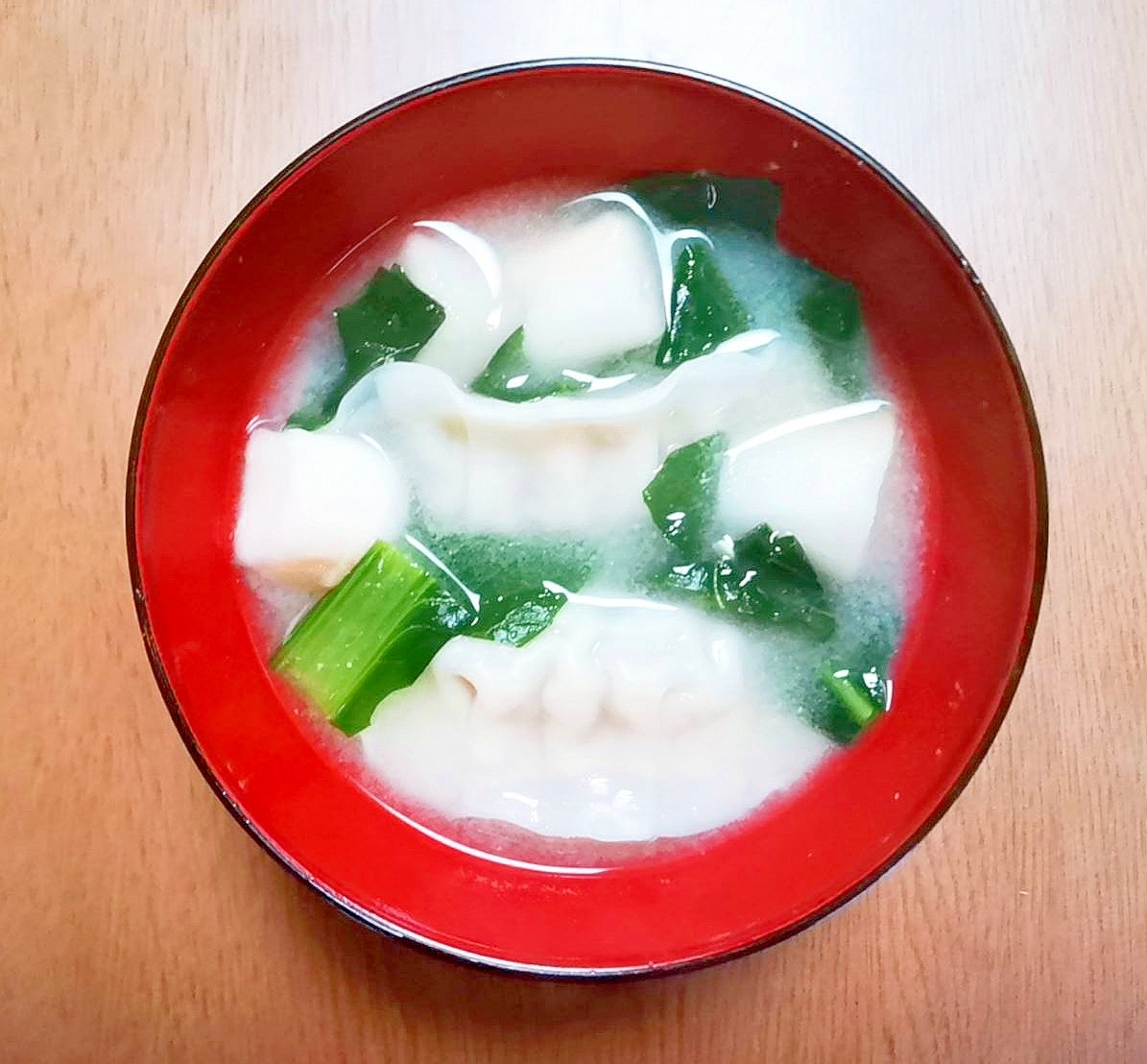 餃子と小松菜と麩の白味噌汁