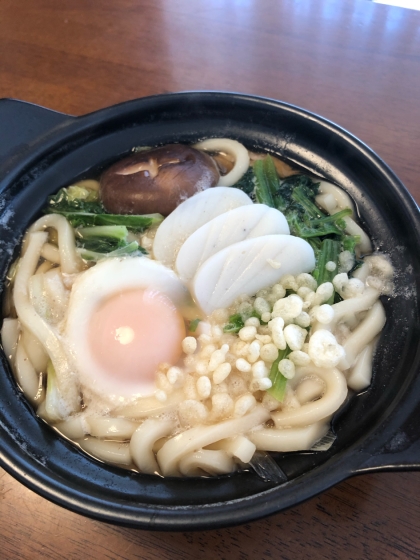 ダイソーで小鍋の可愛いの見つけて、鍋焼きうどん作りました〜。どんぶりで食べるより、お店みたい？で良いですね。シンプルですが家族に大好評♪あったまります。