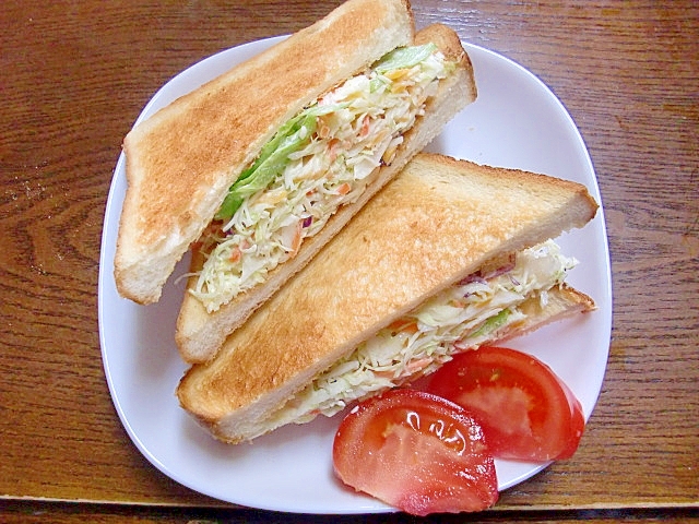 白色の丸皿に盛られたカット野菜でサラダサンド