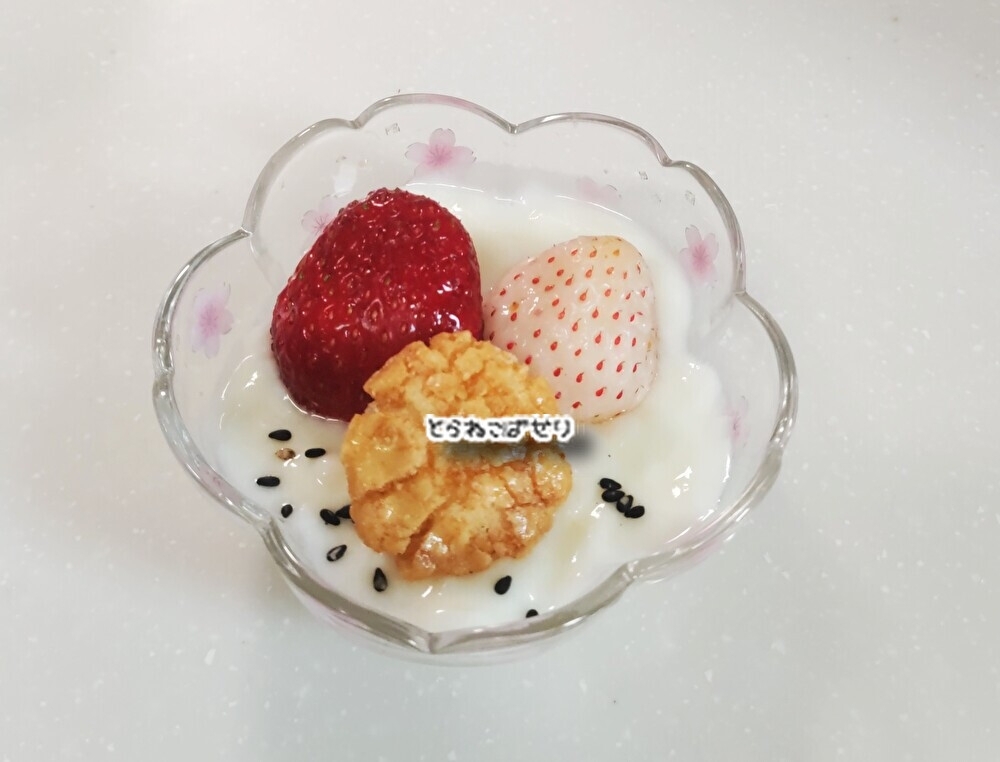 いちごとおせんべいの和風ヨーグルト