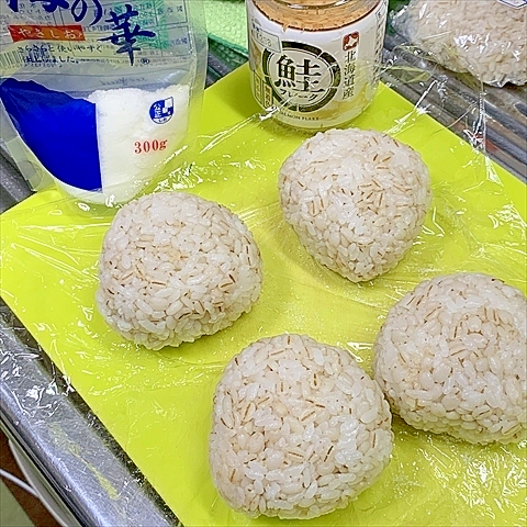 五割麦ご飯は冷ました方がおいしいから鮭フレおにぎり