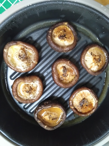 アボカドプリンさんコンニチハ♬
肉厚プリプリ椎茸はシンプルが美味しいですね！
ジューシーで食べ応えがあり満足♡
本年もよろしくお願いいたします(✿◡‿◡)
