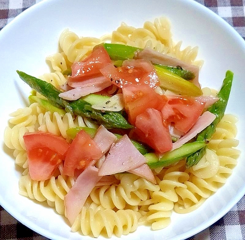 アスパラとハムとトマトのパスタ