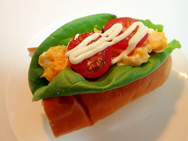 サラダ菜と卵とプチトマトの味付ロールパン