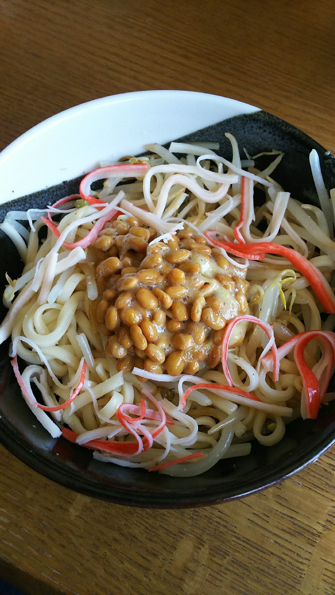 もやしとカニカマの納豆うどん