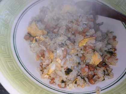 鮭フレークと揉み海苔の納豆チャーハン