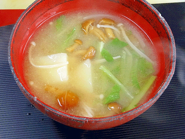 食物繊維が満載♪　具沢山の「野菜みそ汁」