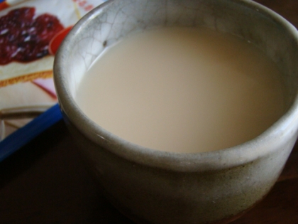 1/3カロリージャムで作ったよ( *´艸｀)♪紅茶ラテないから普通の紅茶のミルク割りだけど…やっぱり旨うま～♡今日すっごいピカ晴れだよ。いい週末になりそう♪