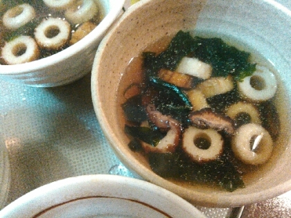 竹輪と椎茸とワカメのスープ