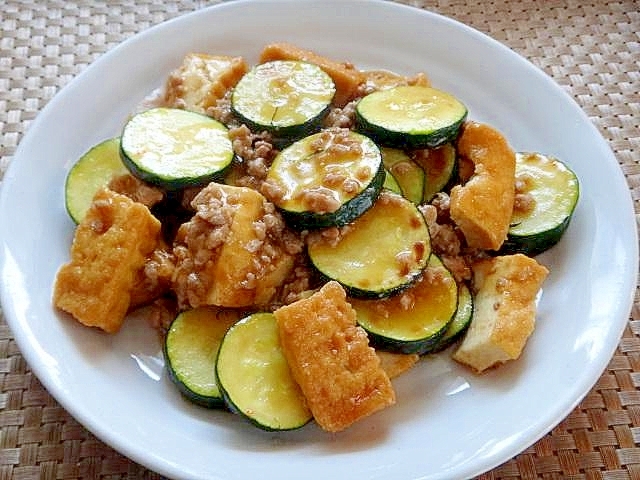 ズッキーニと厚揚げひき肉のピリ辛炒め