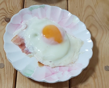 電子レンジで簡単♪ベーコン目玉焼き♪