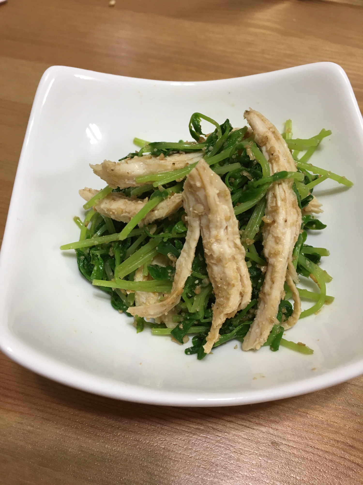 蒸し鶏と豆苗の胡麻和え