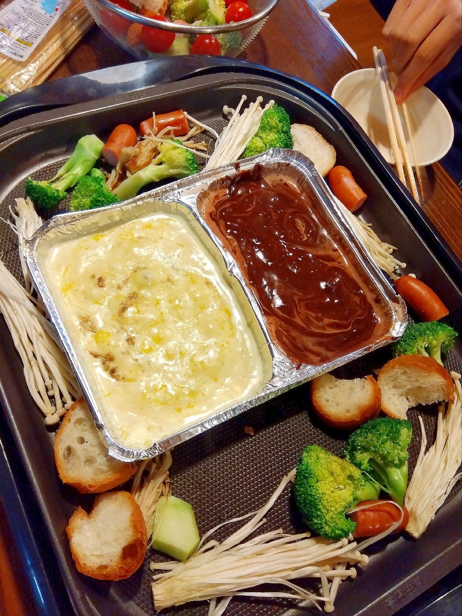 ホットプレートでWフォンデュを作る様子