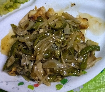 野菜にかくれて魚が見えませんが、下に鱈がいます(^o^;)
とても美味しかったです。野菜もたっぷり食べれて嬉しい一皿でした。