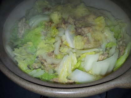水を入れないおかげでしょうか。白菜も、豚肉さえ、甘く感じました。
土鍋にぎゅうぎゅう詰めて、おいしくできた簡単料理をお腹にぎゅうぎゅう詰めました。おいしかった。