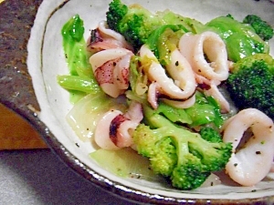 陶器の皿に入ったヤリイカとレタス、ブロッコリーの柚子胡椒炒め