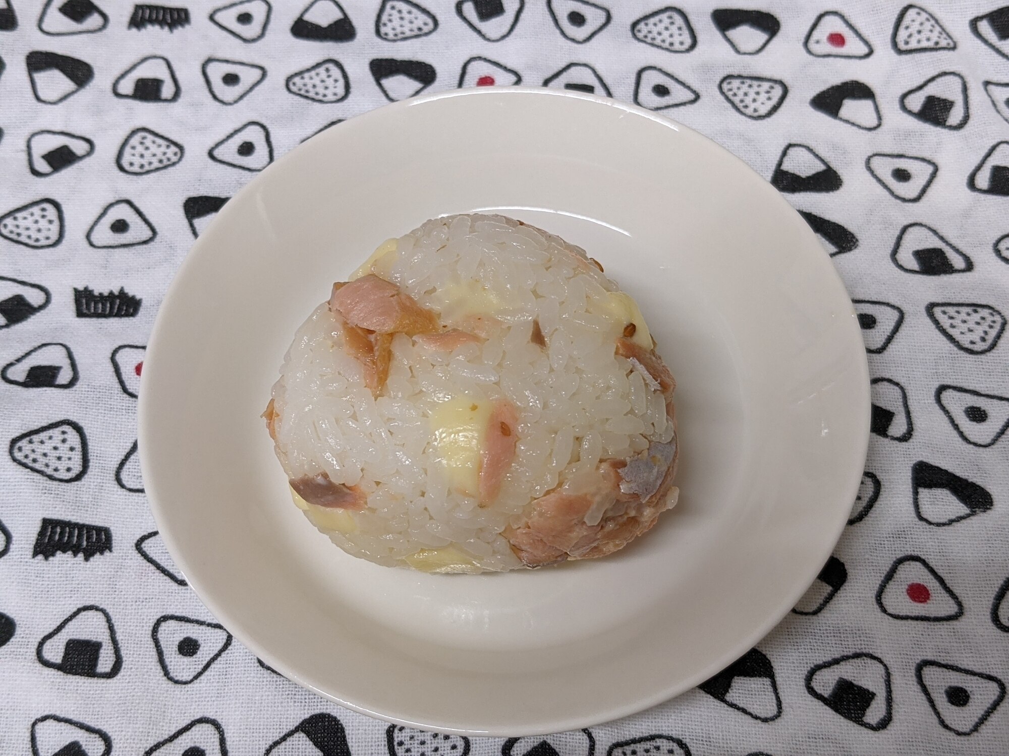 マヨ鮭とチーズのおにぎり レシピ・作り方 by 月のおと - 楽天レシピ