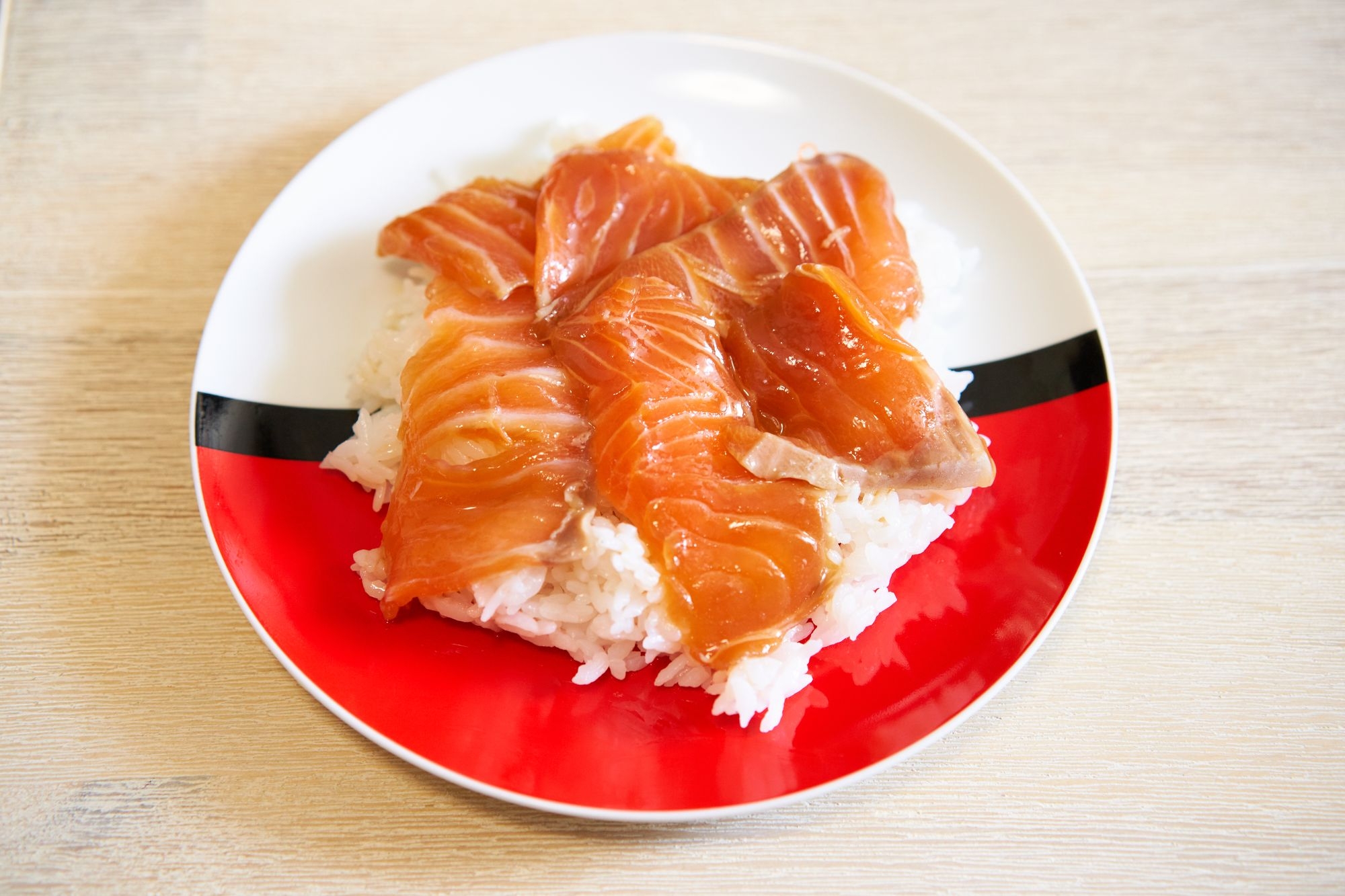 簡単☆ごま油めんつゆサーモン漬け丼