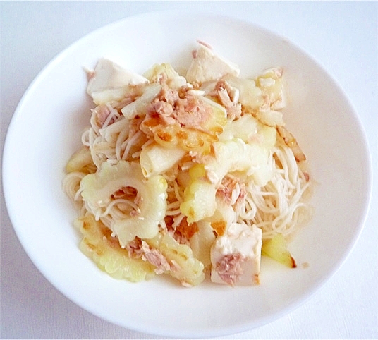 白い皿に盛り付けた白ゴーヤのそうめんチャンプルー