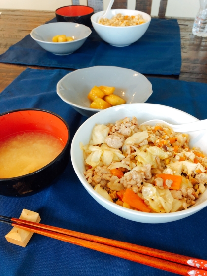 キャベツと鶏挽き肉の塩炒め丼