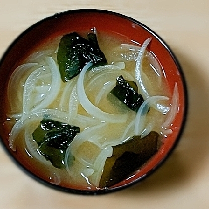 新玉ねぎとわかめのお味噌汁