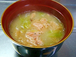 残り物の焼き鮭で石狩チックなお味噌汁♪