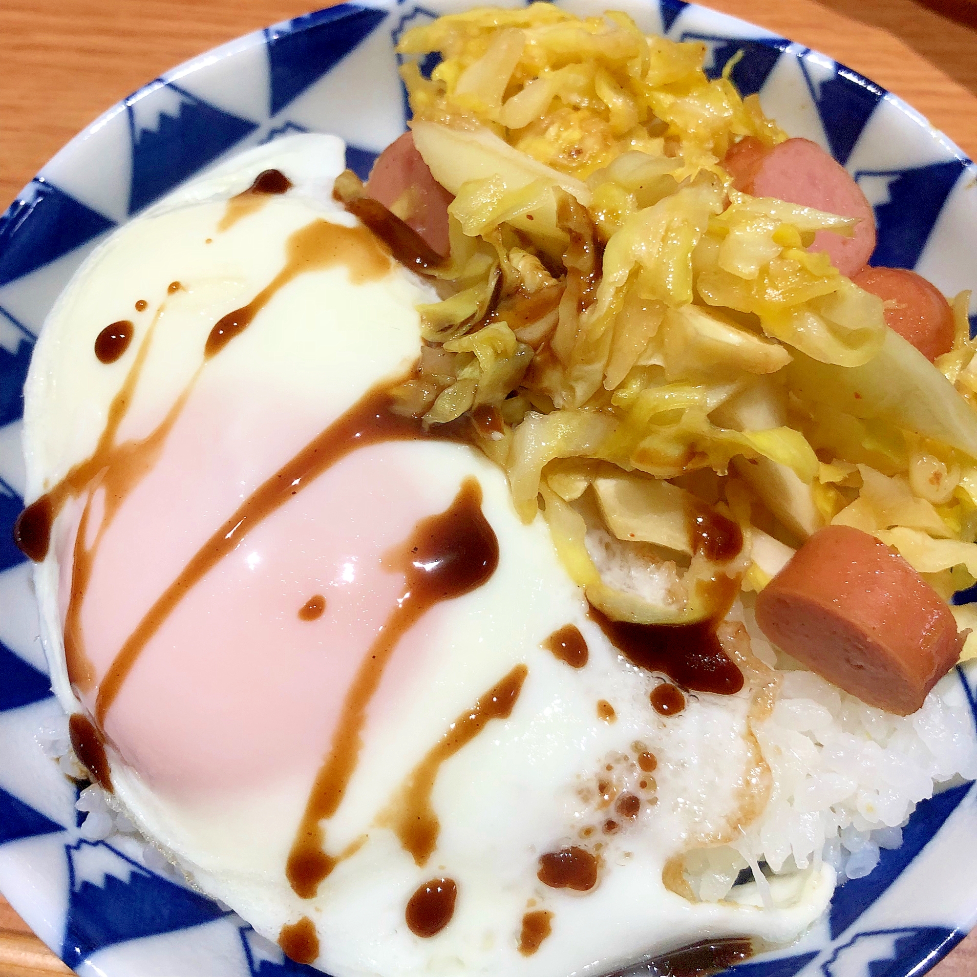 目玉焼きとキャベツとウインナー炒め★