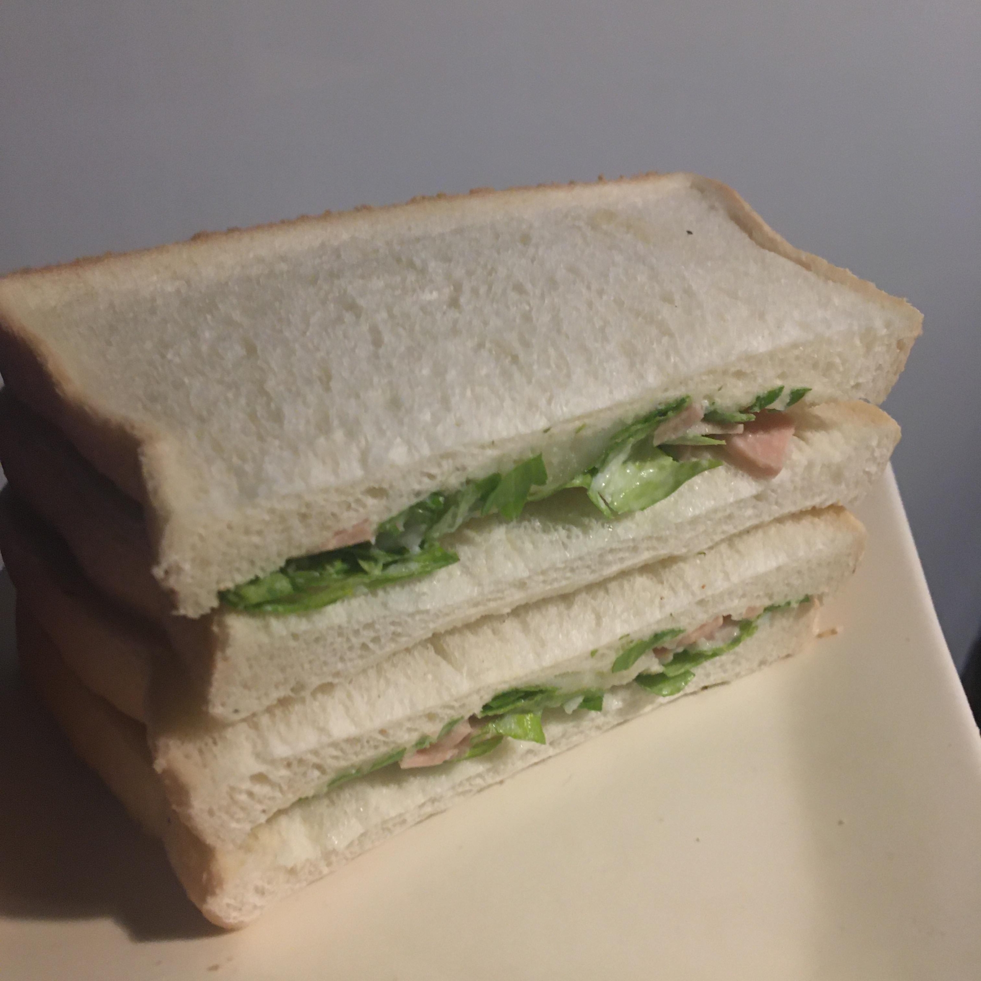 セロリ、じゃがいも、魚肉ソーセージのサンドイッチ
