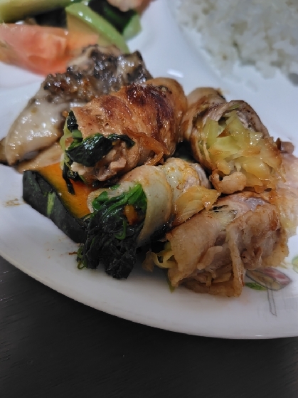 キャベツと豆苗があったので巻いてみました。
美味しくてご飯によく合います！