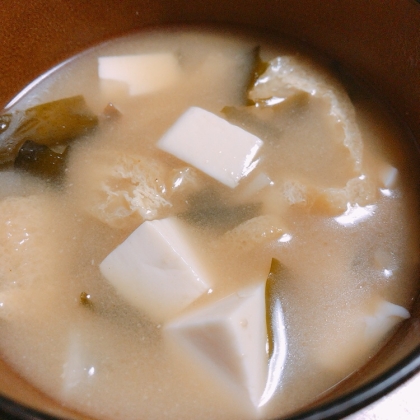 朝食の定番〜豆腐とわかめとうす揚げのお味噌汁〜