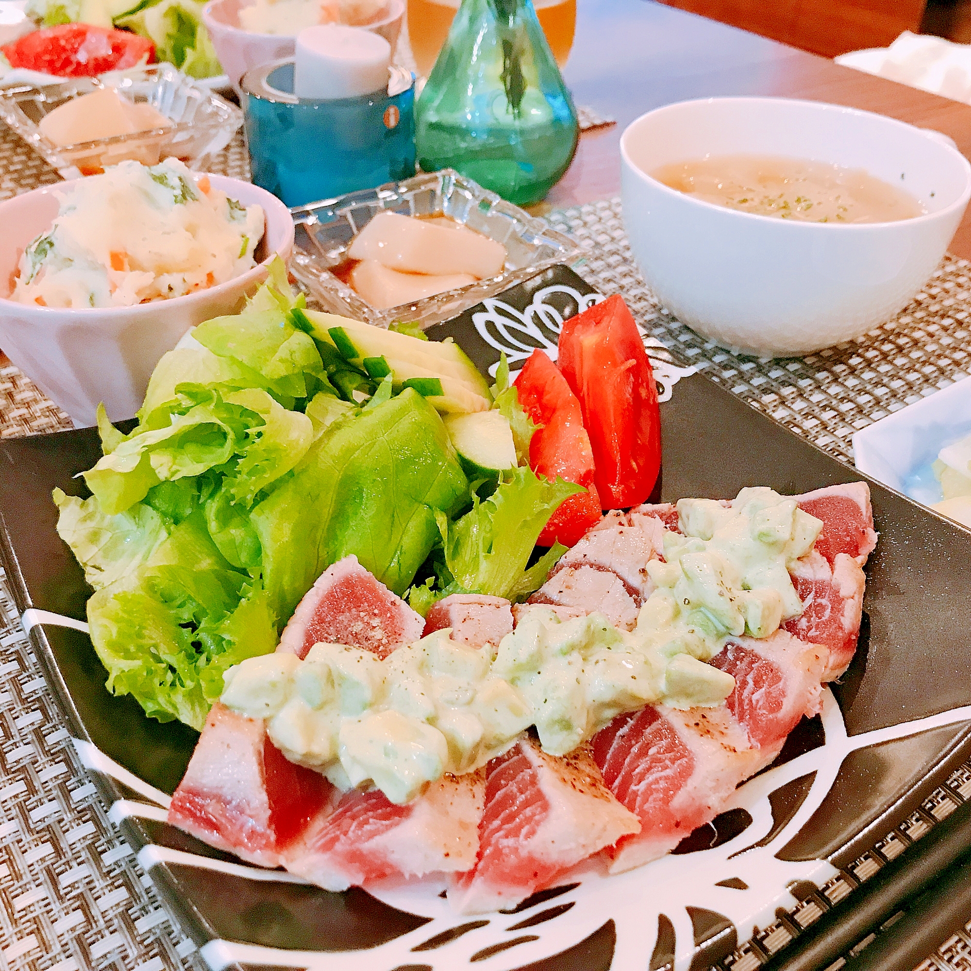 皿に盛られた、アボカドソースのマグロレアステーキ