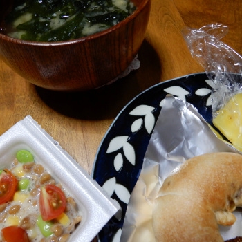 コレ！ユニークだと思って、楽しいので、パインもサービス♪ベーグルで↑納豆、確かにカンタン酢でムリなくパンに合うと思った❤・・❤ワカメもたっぷりで美味しく完食～