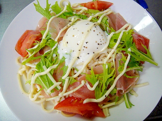 温泉卵と生ハムの冷製パスタサラダ