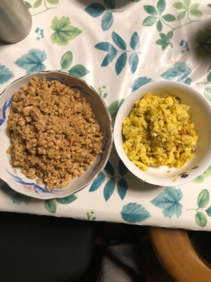 鶏そぼろ丼作りました。
卵に砂糖と牛乳と書いてあったのですが牛乳がなくオーツミルクで作ってみました。