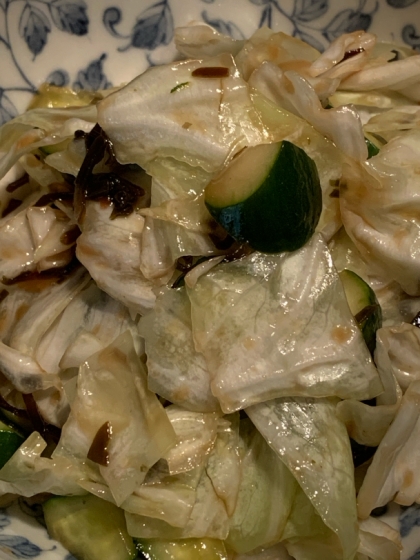 塩昆布とごま油がよく合っていて美味しいです。
野菜のポリポリ感もちょうど良かったです。