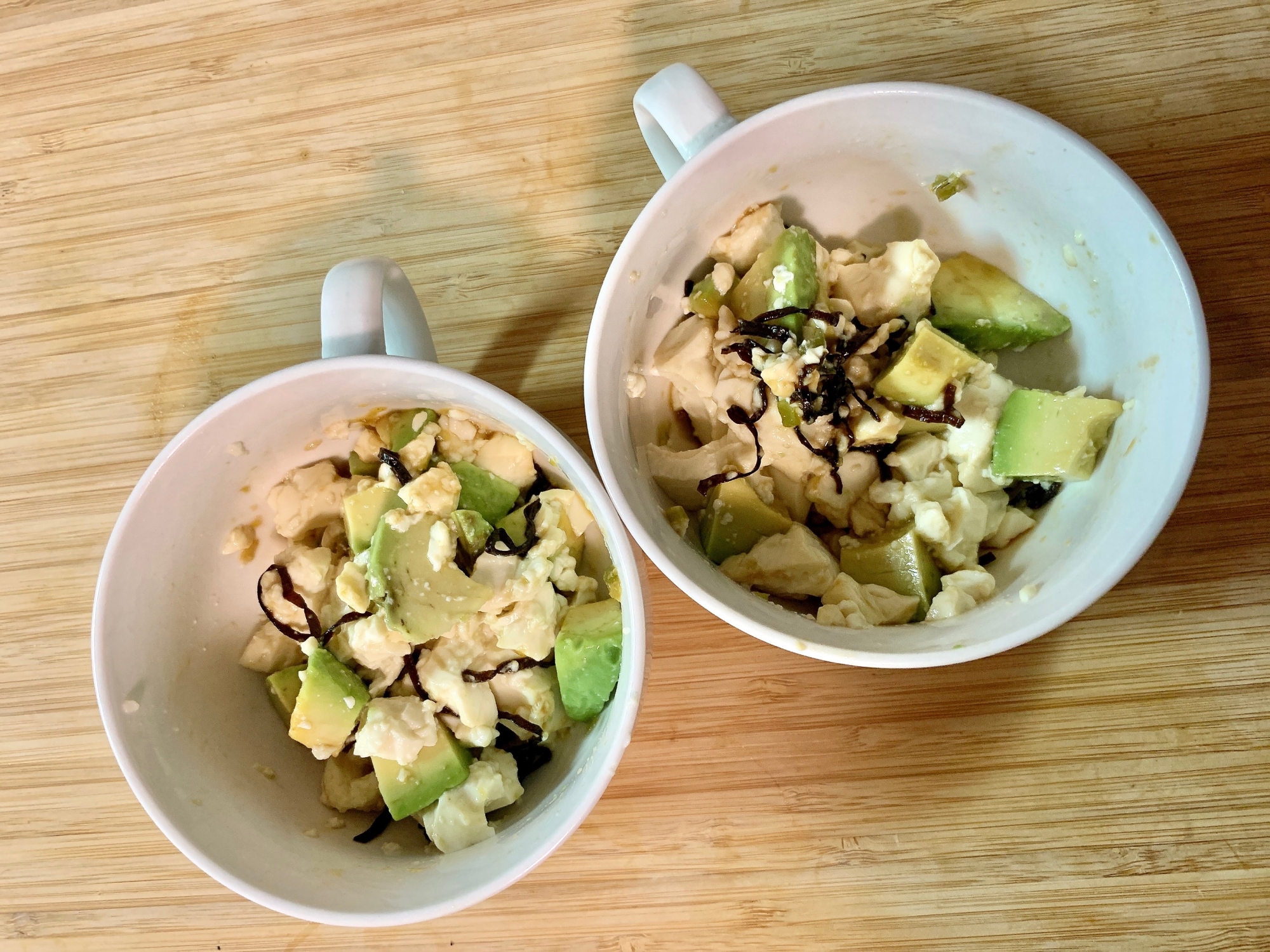 わさびの効いたアボカドと豆腐の塩昆布あえ