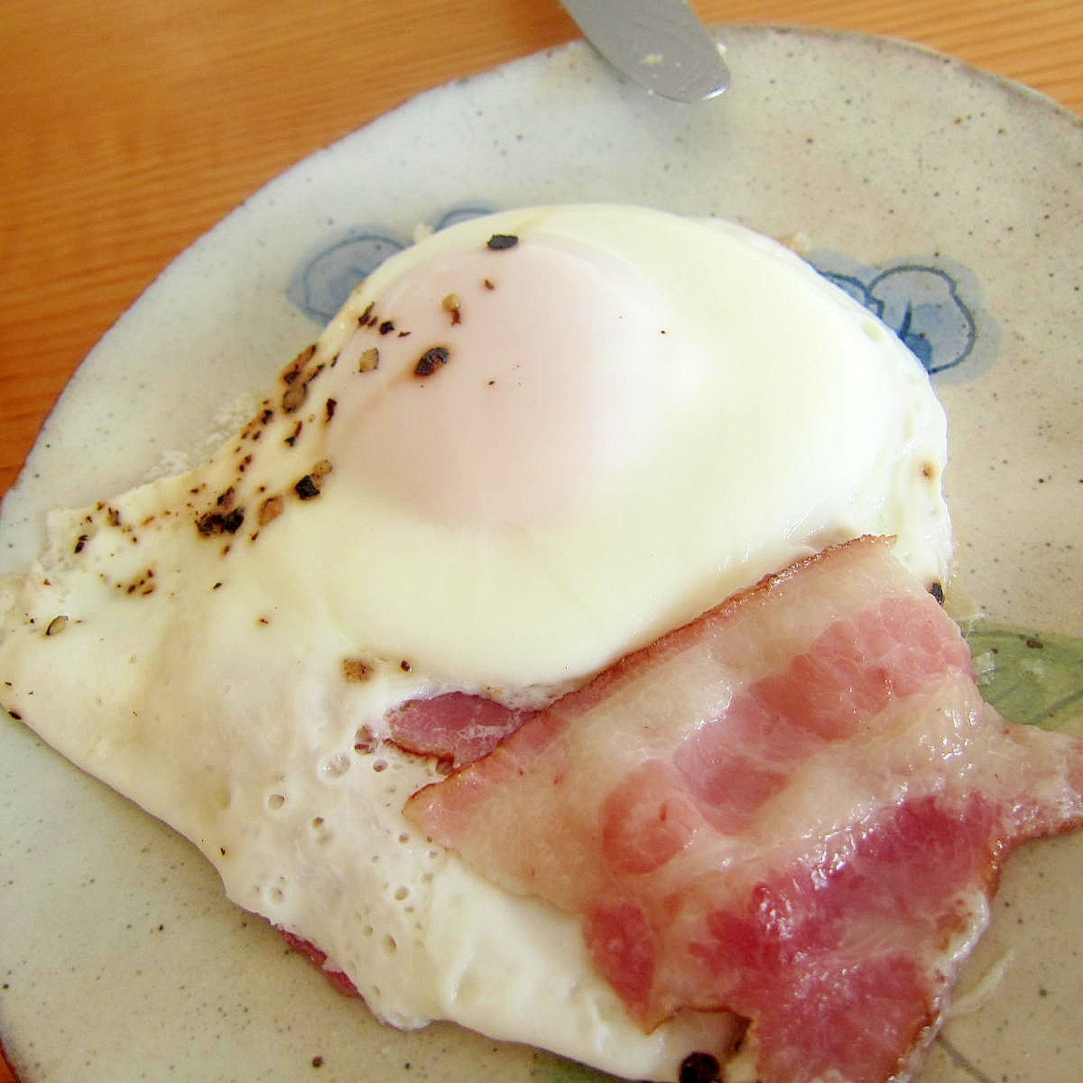 ベーコンペッパー目玉焼き