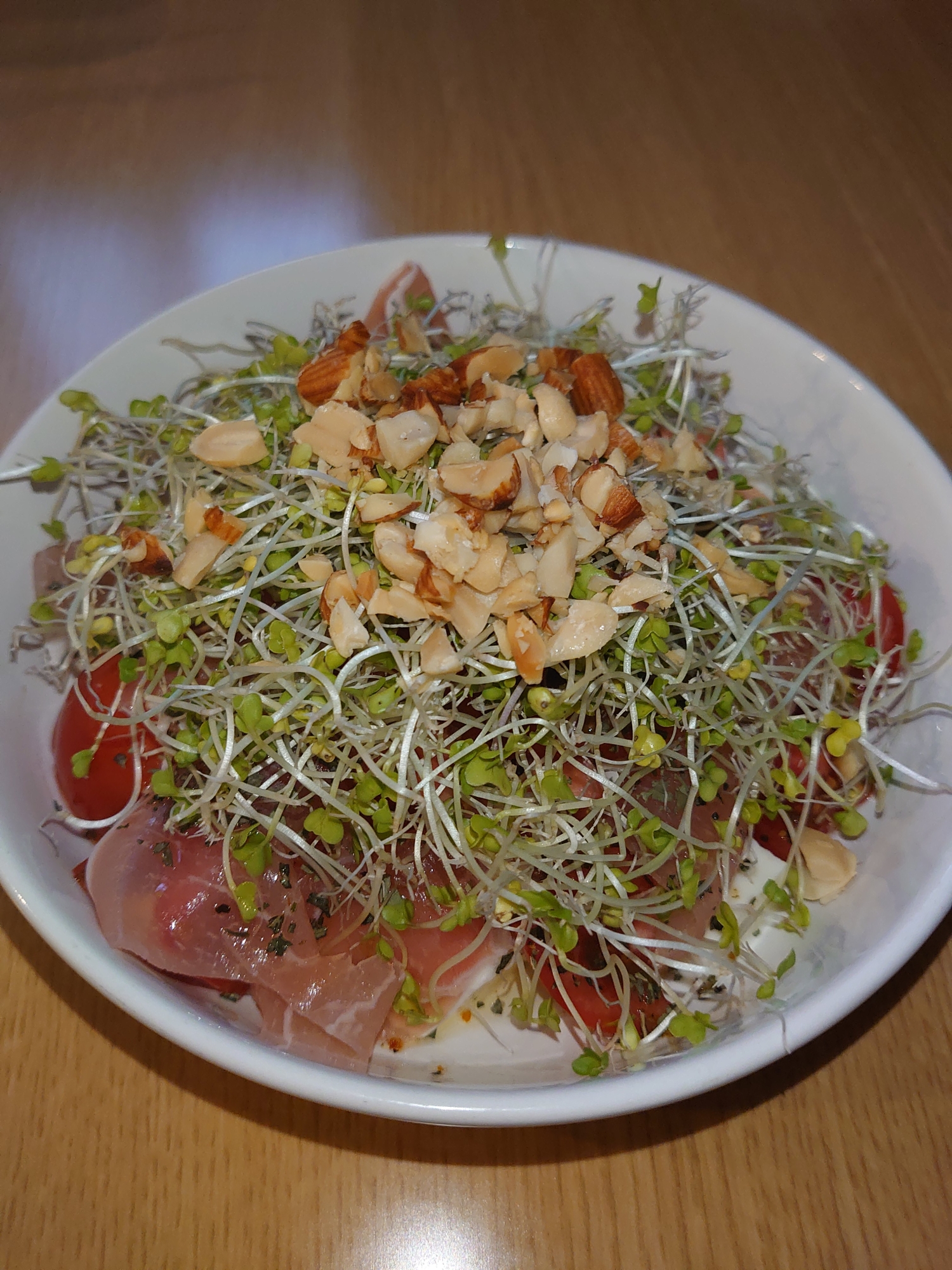 ブロッコリースプラウトとナッツのサラダ