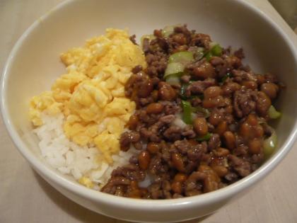 納豆とひき肉炒めといり卵の2色丼