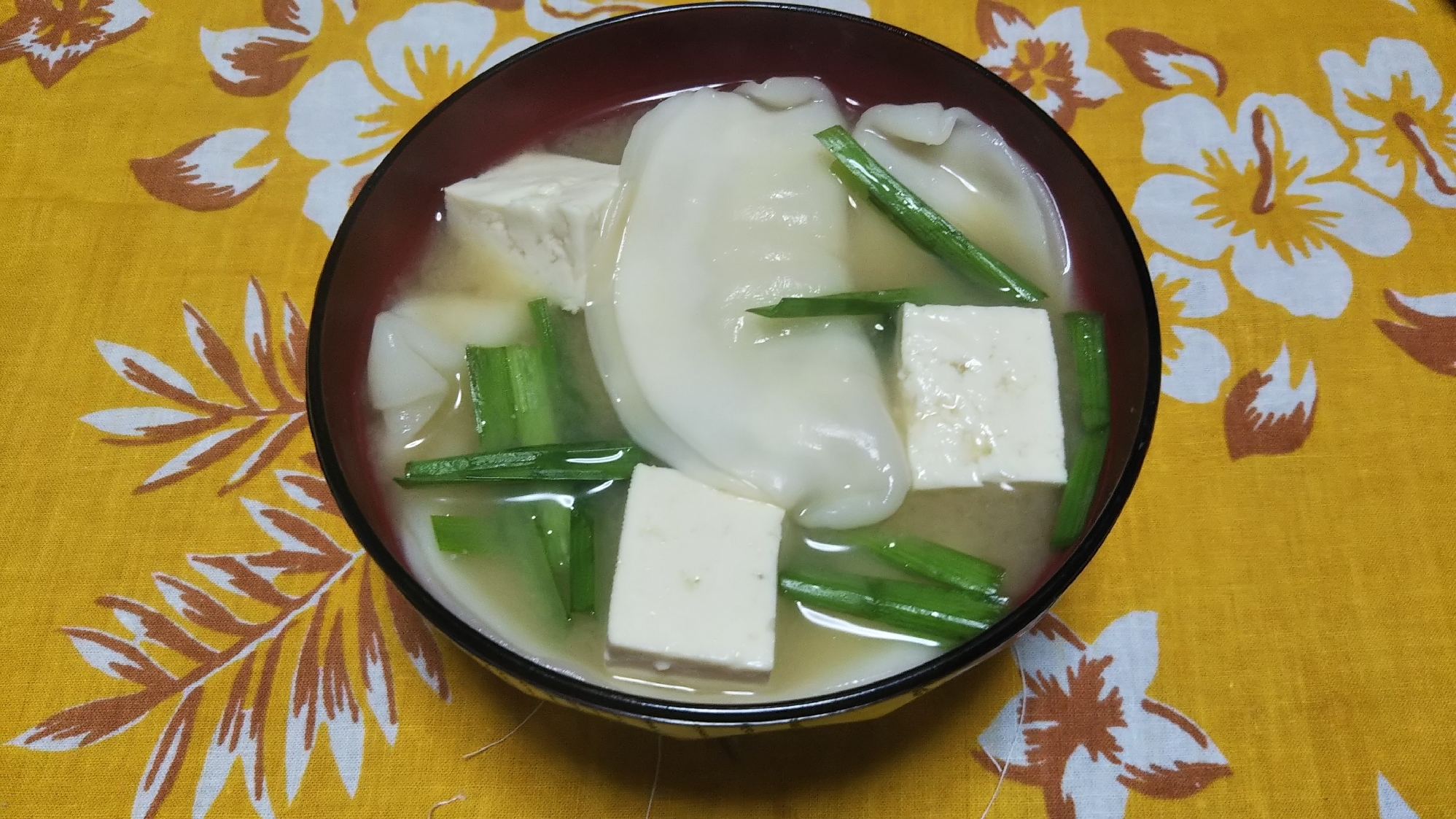 鶏の水餃子と豆腐とニラの味噌汁☆